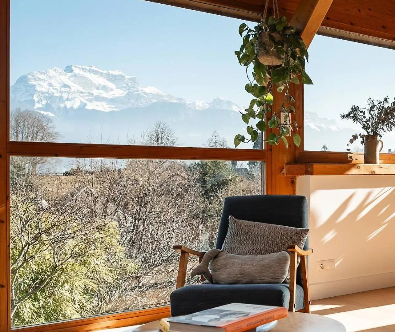 House Between Lake And Mountains Stunning View location